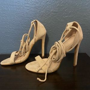 💵 SOLD - Strappy heels